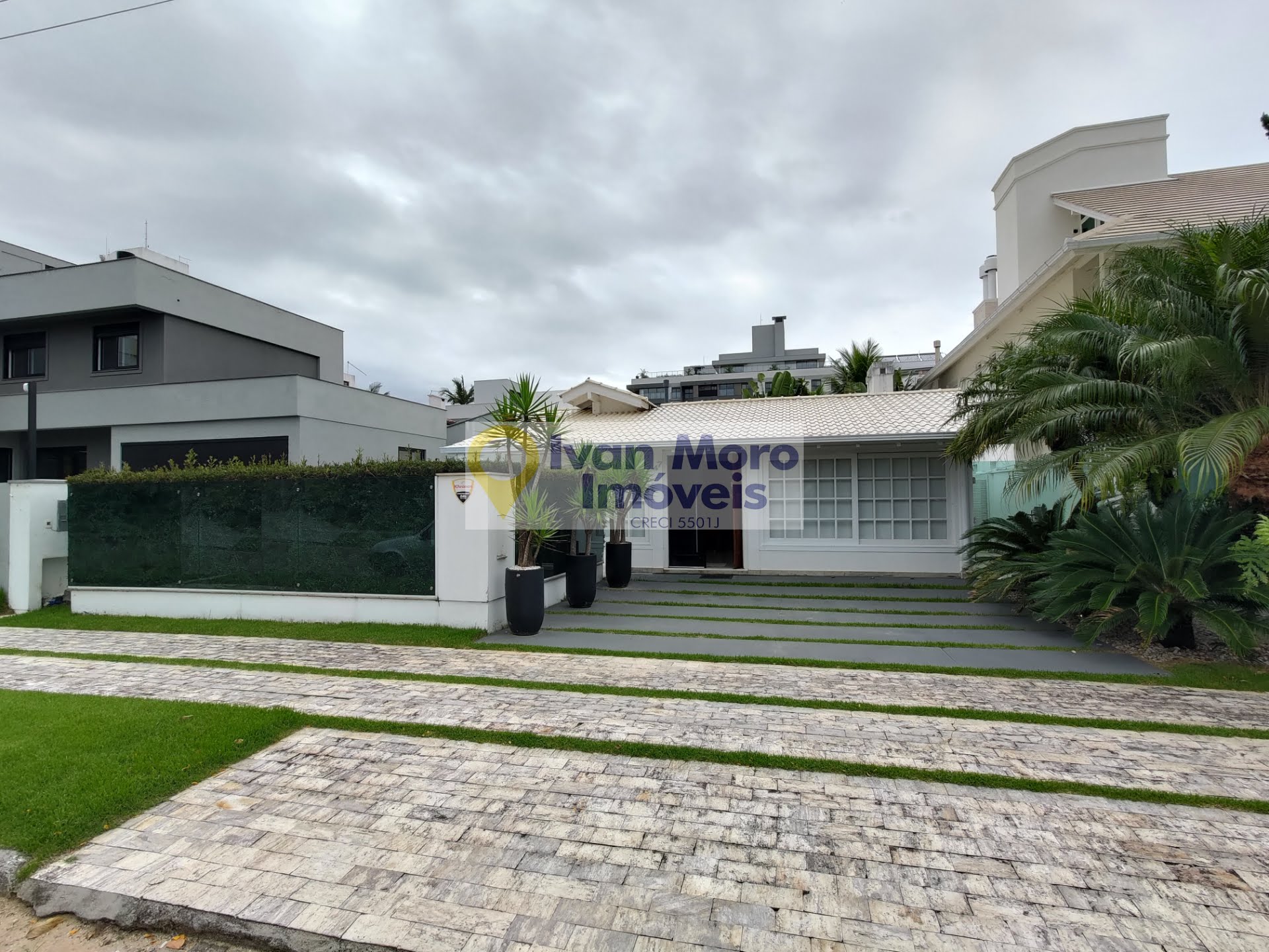 Casa à venda com 4 quartos, 5 banheiros, 2 vagas e 200m² no Jurerê Internacional, Florianópolis — foto principal