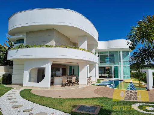 Área externa – 630 m² e Área de jardim – 484 m²