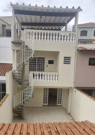Fundos  e edícula