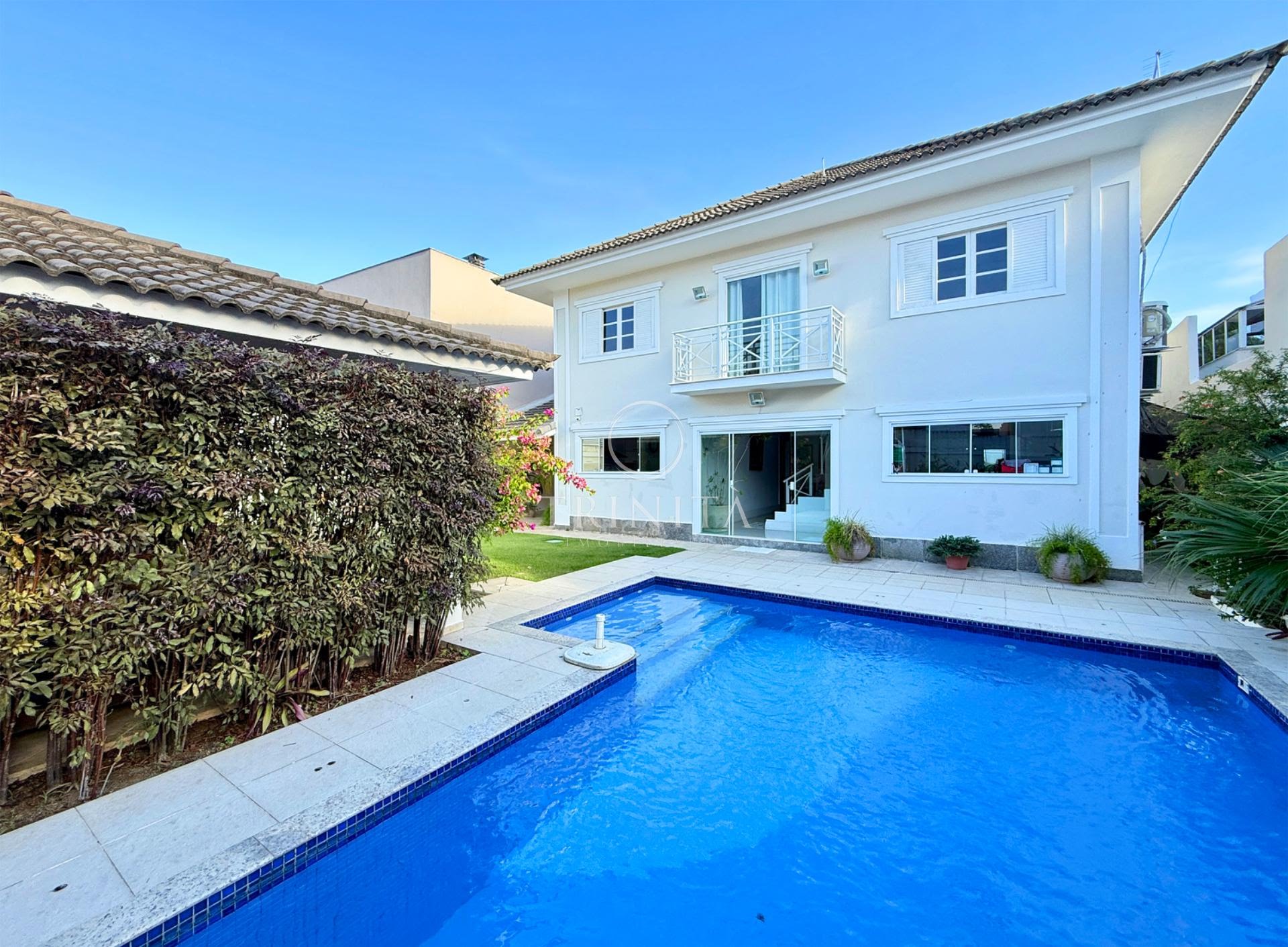 Fachada secundária da casa à venda no Santa Marina