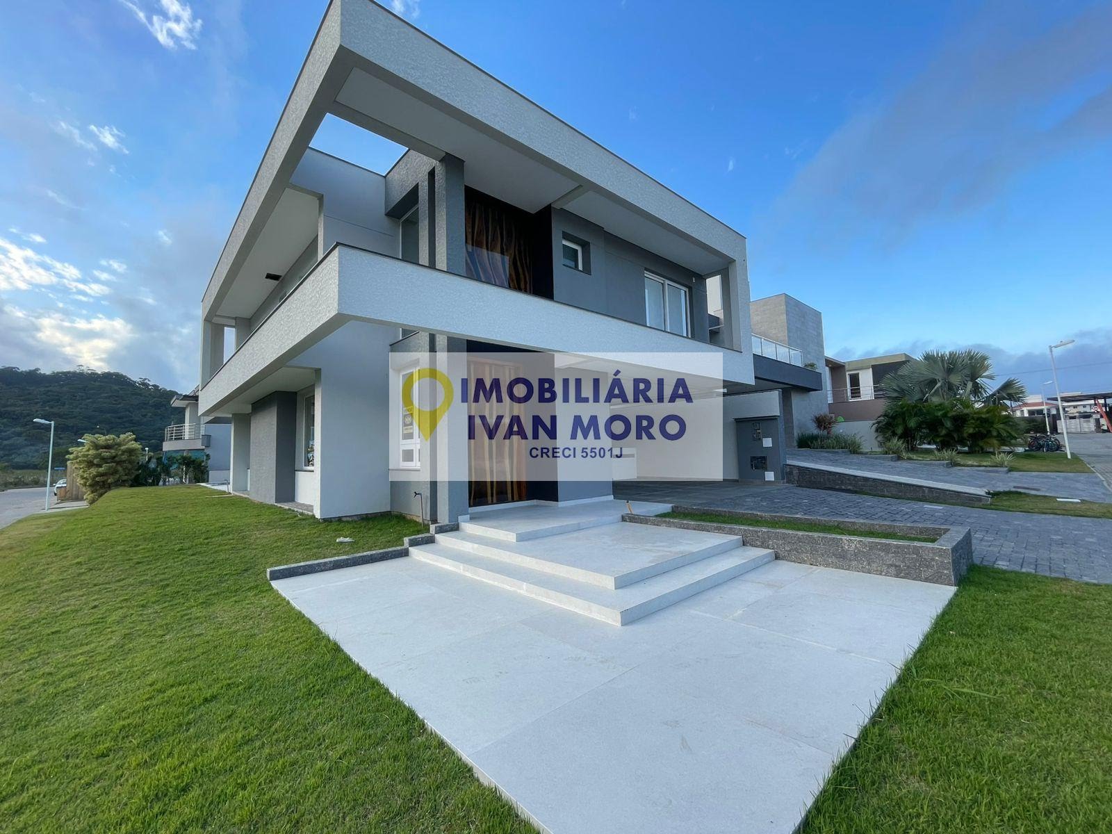 Casa à venda com 4 quartos, 4 banheiros, 2 vagas e 450m² no Ingleses Norte, Florianópolis — foto principal