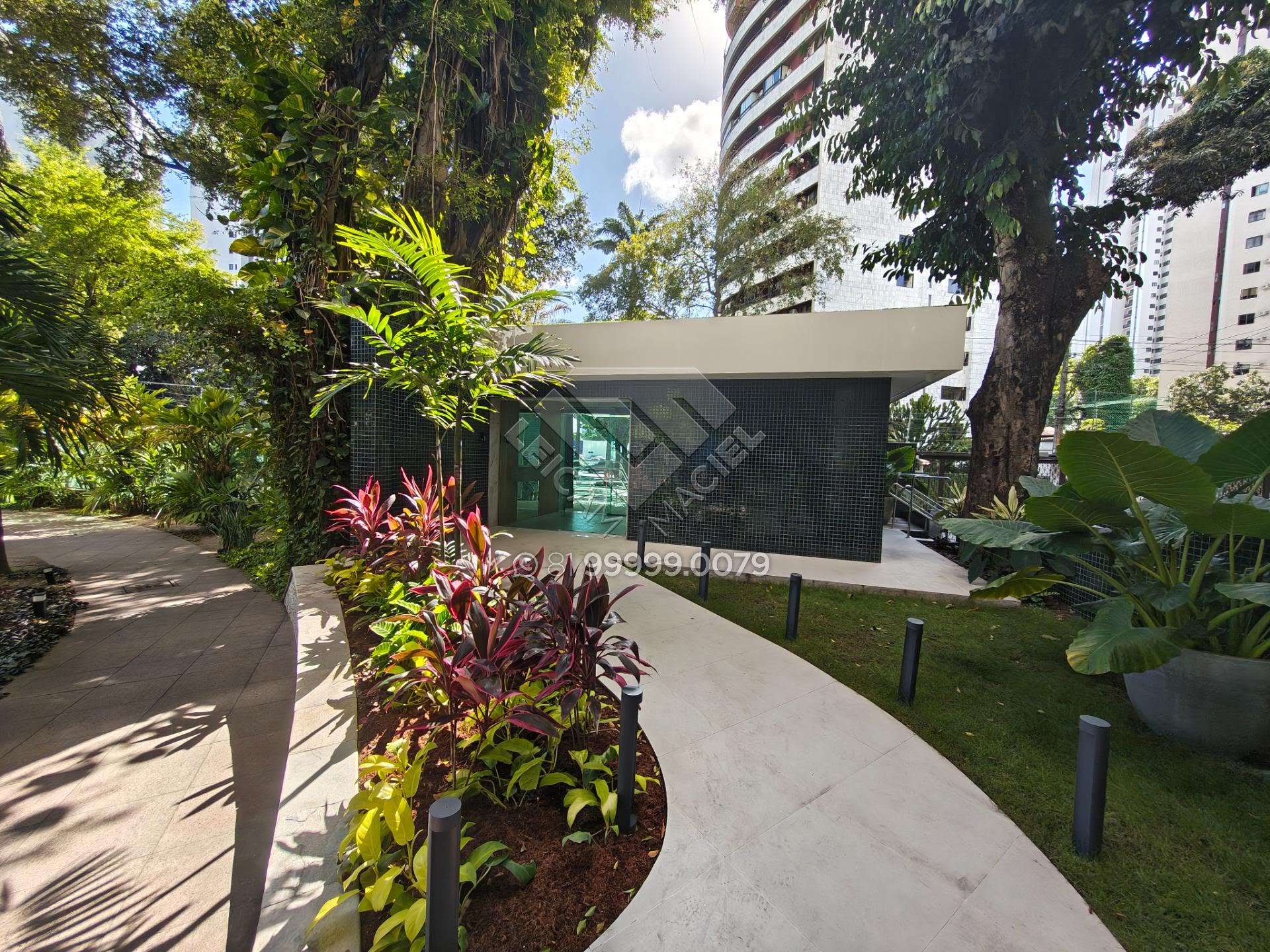 Compre Apartamento alto padrão reformado com 3 suítes,  3 vagas e com 204m² na Jaqueira. Agende Visita com Leicam Maciel