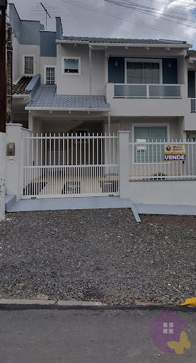 Casa à Venda em Lages: 2 Suítes, 92m² por R$450.000