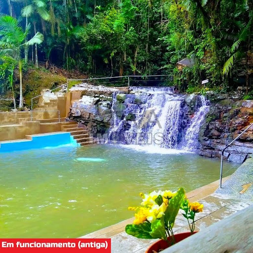 Piscina com água natural da cachoeira