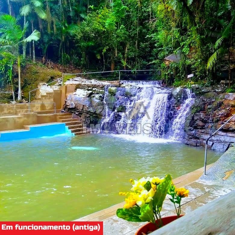Piscina com água natural da cachoeira