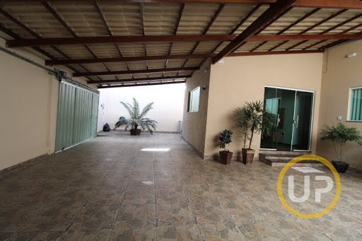 Área Externa da Casa e Vaga de Garagem