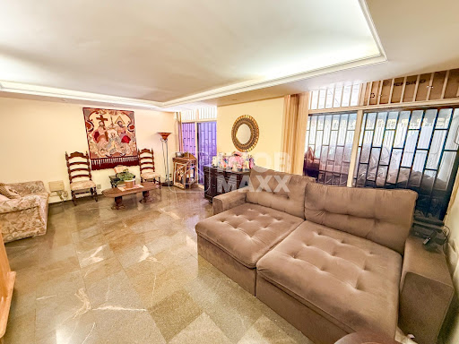 Sala no térreo.