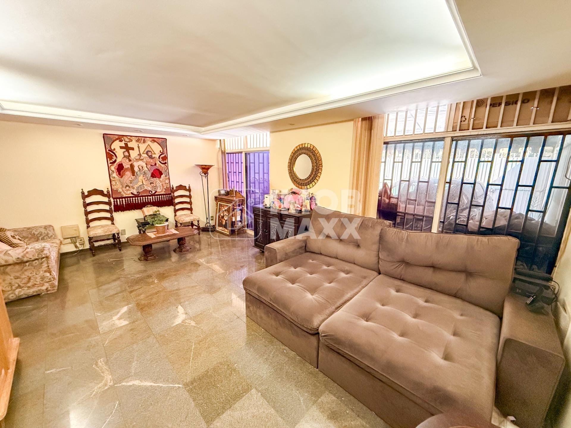 Sala no térreo.