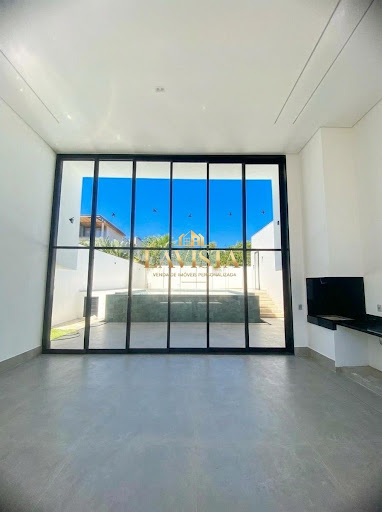 IMAGEM DA VISTA PARA A PISCINA DE DENTRO DO IMÓVEL
