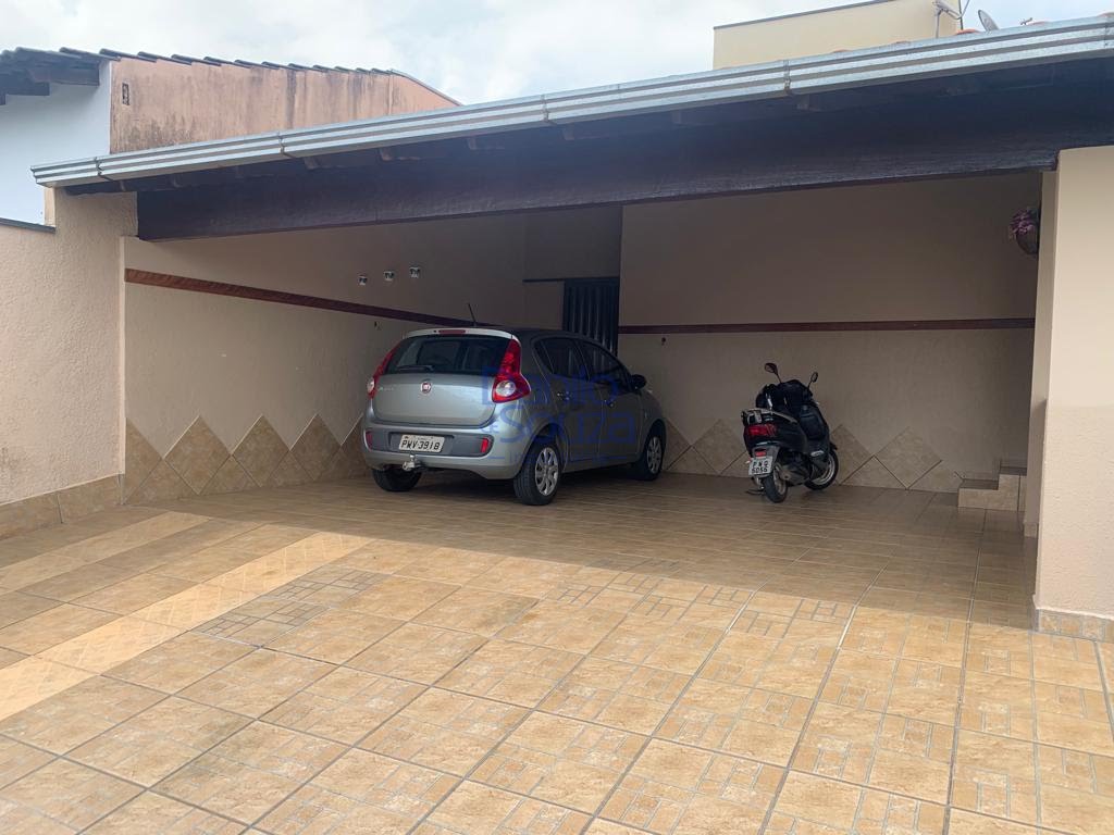 Casa à venda com 3 quartos, 1 suíte, 4 vagas e 410m² no Camuá, Araxá (MG) — foto 3 de 12
