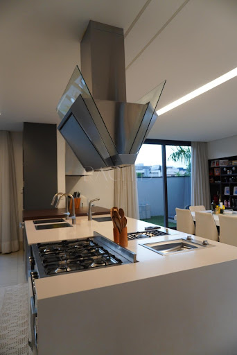 Cozinha com ilha e cooktop