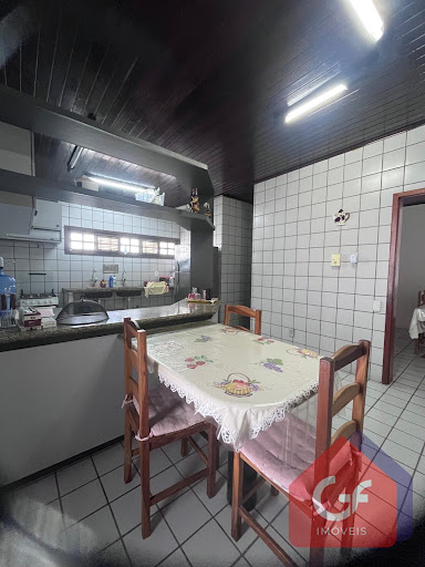 Cozinha com mesa de apoio