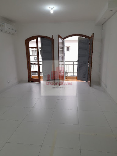 São 5 salas, 3 banheiros, 1 cozinha. Todas as salas com sacada. Ótima localização 