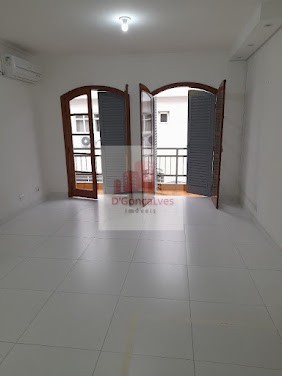 São 5 salas, 3 banheiros, 1 cozinha. Todas as salas com sacada. Ótima localização 