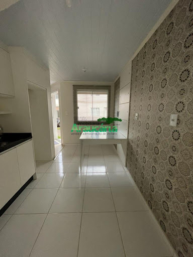 Cozinha com móvel e mesa