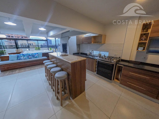 Magnífica Cobertura Linear no Coração de Caiobá com 5