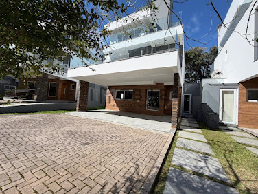 Casa de Condomínio em Pedra Redonda, Porto Alegre | 300m²