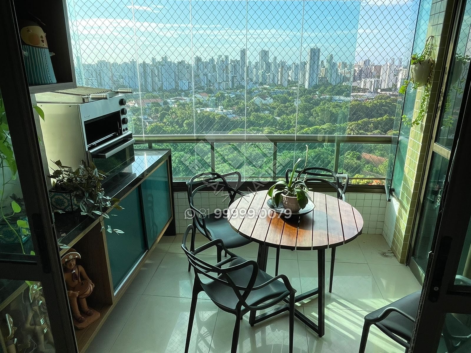 Compre Apartamento com 4 quartos,  4 Suites,  3 Vagas e 208m² na Torre Semi-Mobiliado