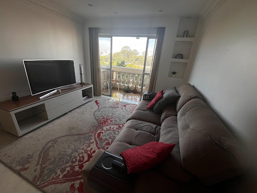 Apartamento no Campo Belo, 3 dormitórios sendo 1 suíte, 2 banheiros, 1 vaga livre, varanda, andar alto, mobiliado e com janelas anti-ruídos, Locação 100m²