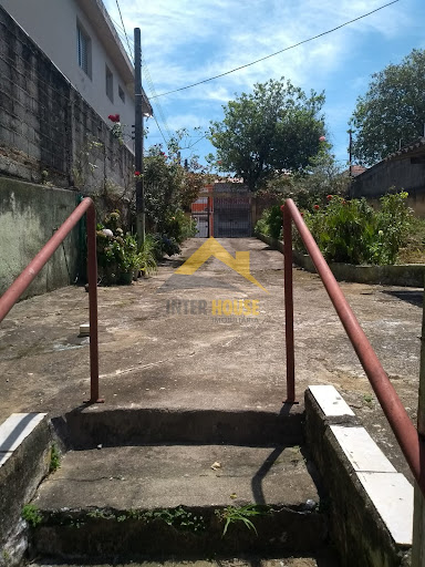 OPORTUNIDADE TERRENO COM 400 METROS QUADRADOS PARA INVESTIDORES, com uma casa de 4 dormitórios. Agende já sua visita!