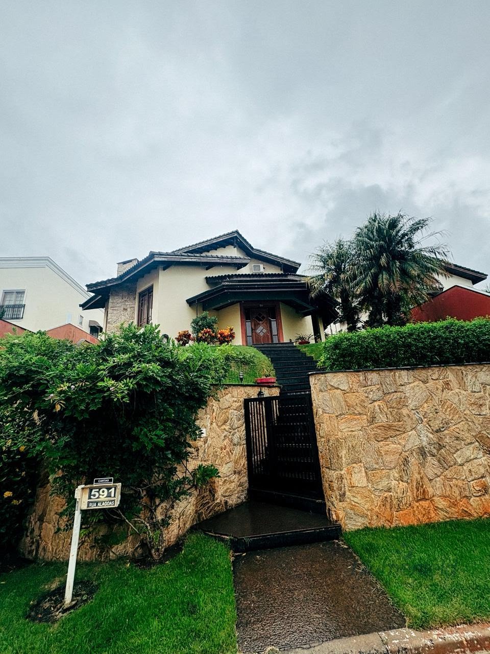 Casa à venda com 5 quartos, 4 banheiros, 6 vagas e 600m² no Condomínio Arujazinho III, Arujá — foto principal