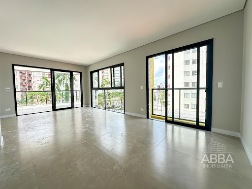 Apartamento novo com 3 suítes a 100m do mar em Caiobá