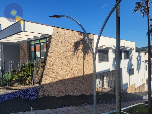Casa  no Centro de Amparo - Opção Comercial 