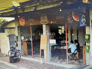 Prédio à Venda no Centro de Itaguaí com 2 lojas e 2 casas