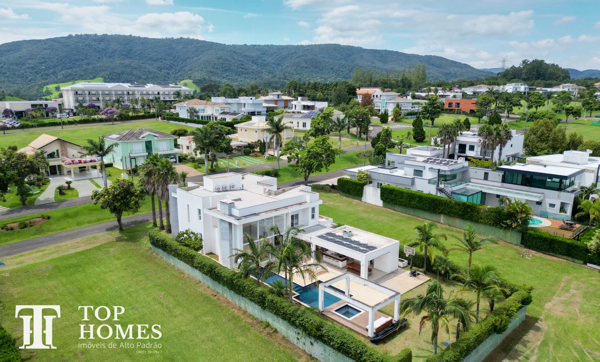 Casa de alto padrão à venda no condomínio Portal Japy Golf em Cabreúva