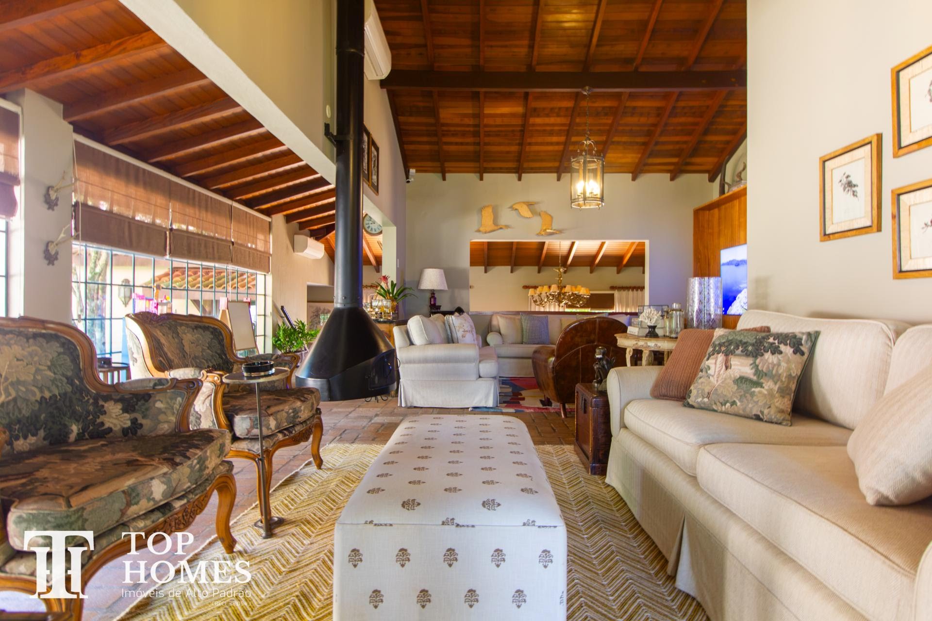 Casa de alto padrão estilo colonial à venda no condomínio Portal da Concórdia em Cabreúva SP