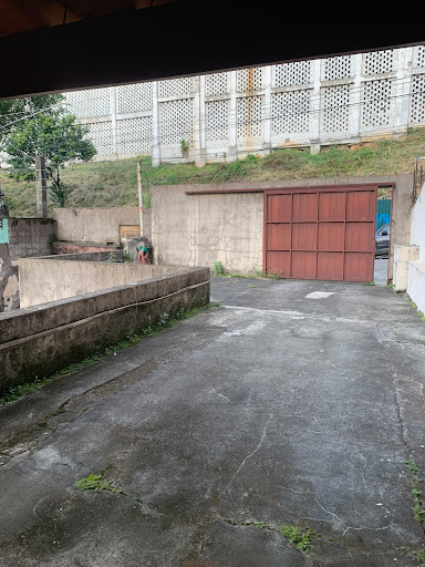 Entra na parte superior da casa (nivel da rua)