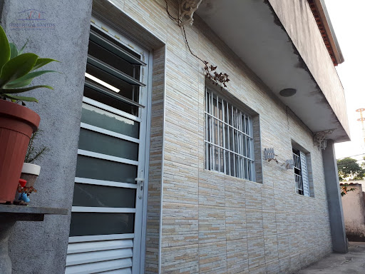 Vista lateral da casa da frente