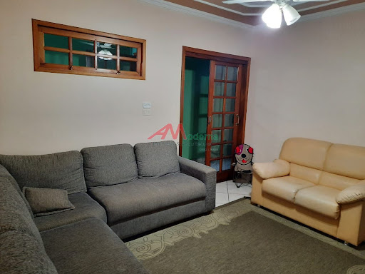 Casa debaixo: 2 dormitórios, Sala, Cozinha, Lavanderia. Banheiro  Casa de cima: Cozinha, sala de jantar, sala de TV, sala de descanso, 1 suíte, 2 dormitórios, sacada de frente e fundo e 2 banheiros. Parte de cima da casa piso de madeira.
