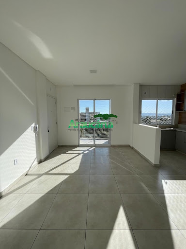 Sala em conceito aberto com sacada