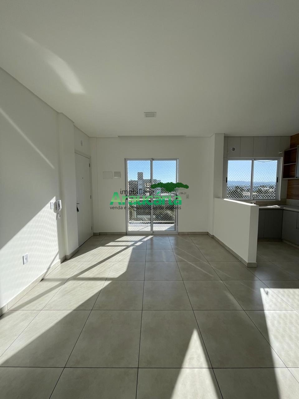 Sala em conceito aberto com sacada