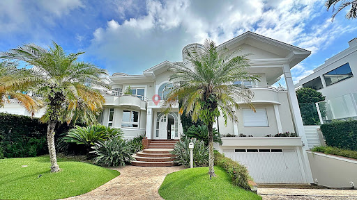 Casa 5 suites a 100 metros do mar em Jurerê Internacional  