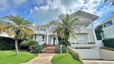 Casa 5 suites a 100 metros do mar em Jurerê Internacional  
