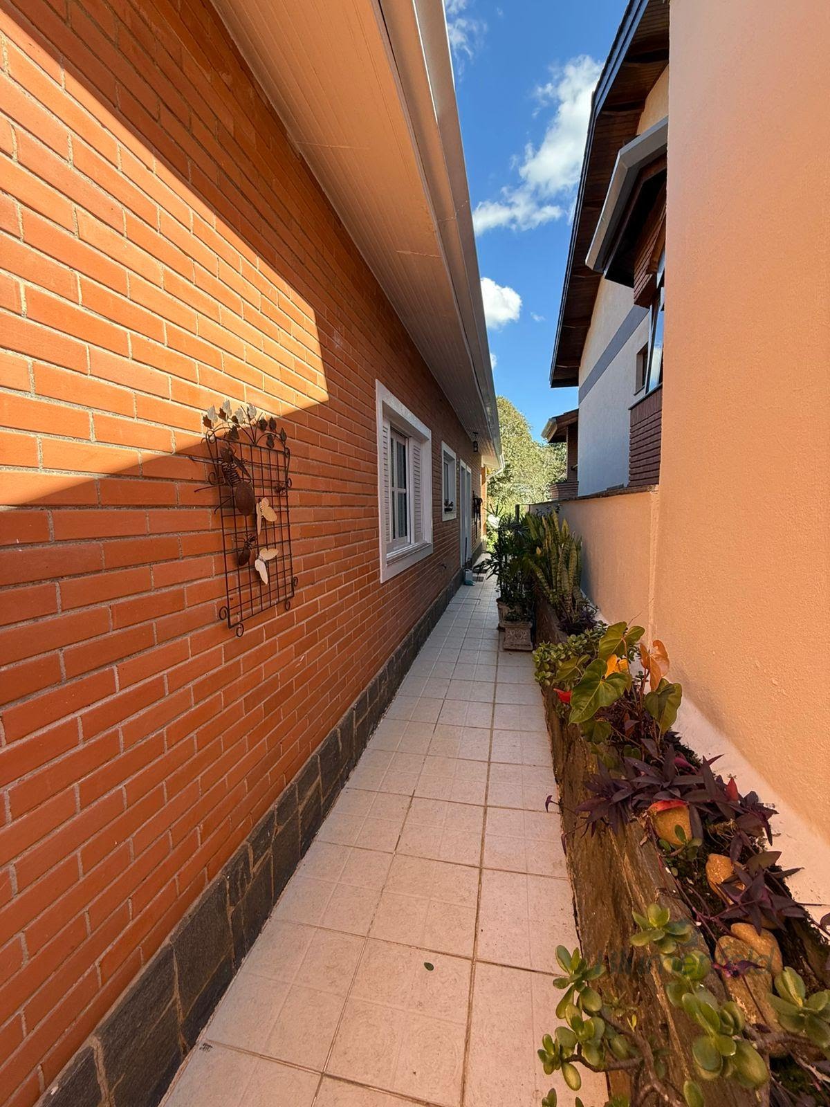 Casa à venda com 4 quartos, 1 suíte, 2 vagas e 229m² no Condomínio Arujazinho IV, Arujá (SP) — foto 2 de 30