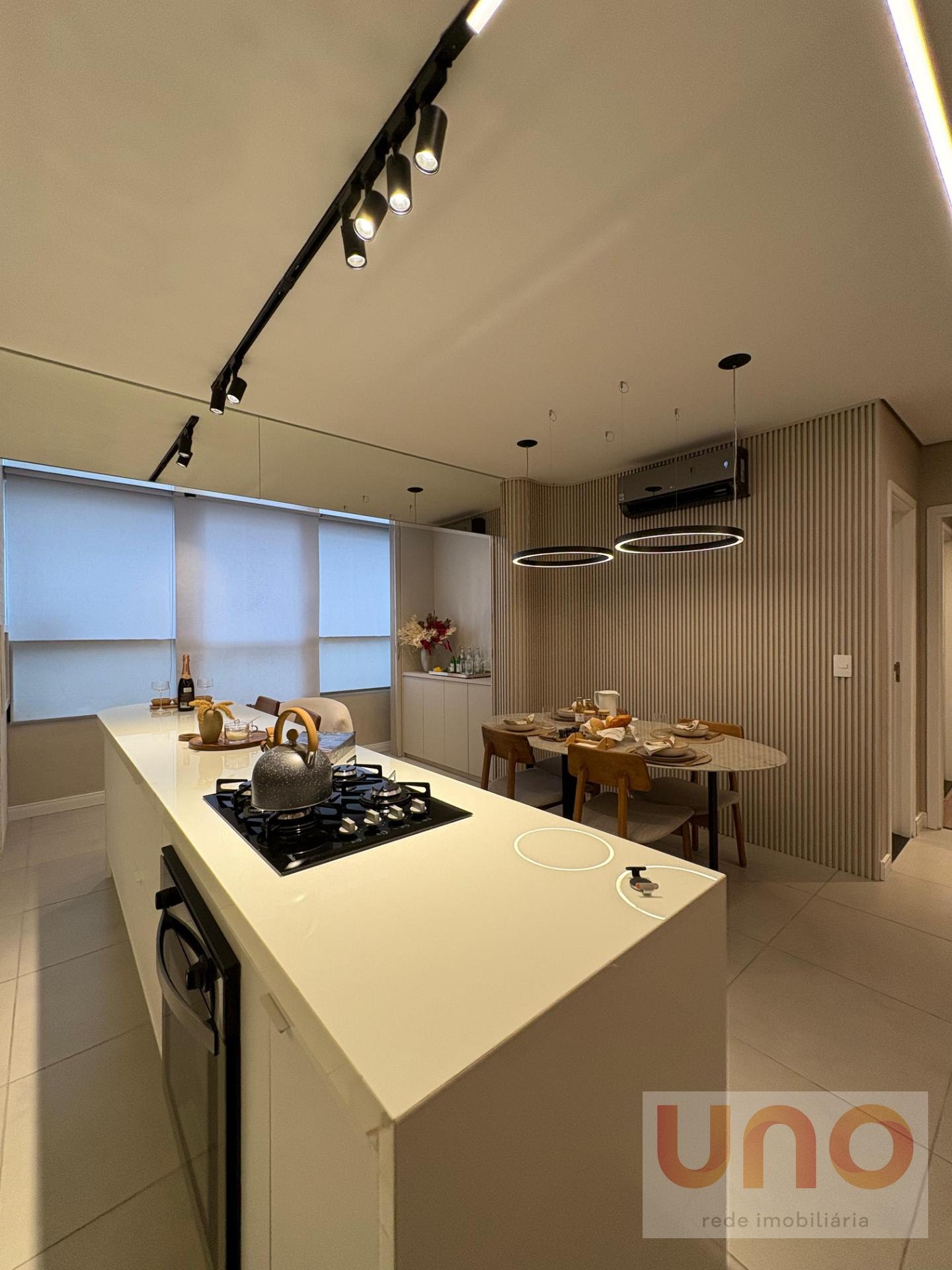 Apartamento decorado com ambientes sociais integrados