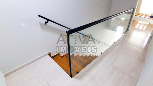Escadas e corredor