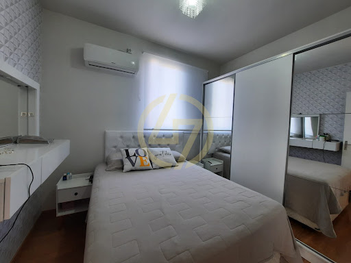 Dormitório c/ piso laminado e papel de parede
