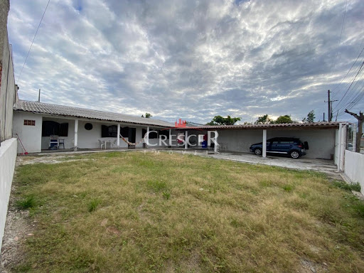 Casa com terreno amplo à venda e financiável em Matinhos