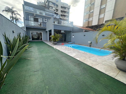 Sobrado triplex à venda em Caiobá  -  Matinhos