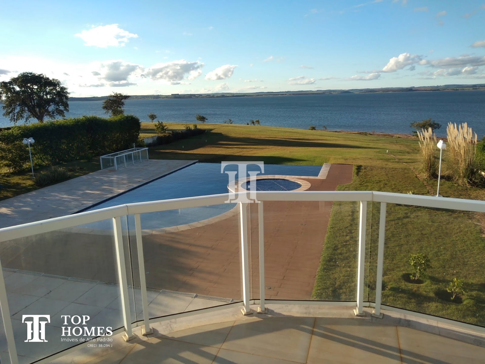 Casa de alto padrão/luxo à venda no condomínio Capitania em Itaí/SP em frente a Represa do Jurumirim