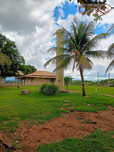 Vista da caixa d"água ao lado do poço artesiano 