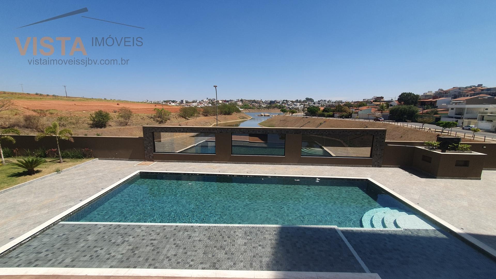 PISCINA COM DECK MOLHADO