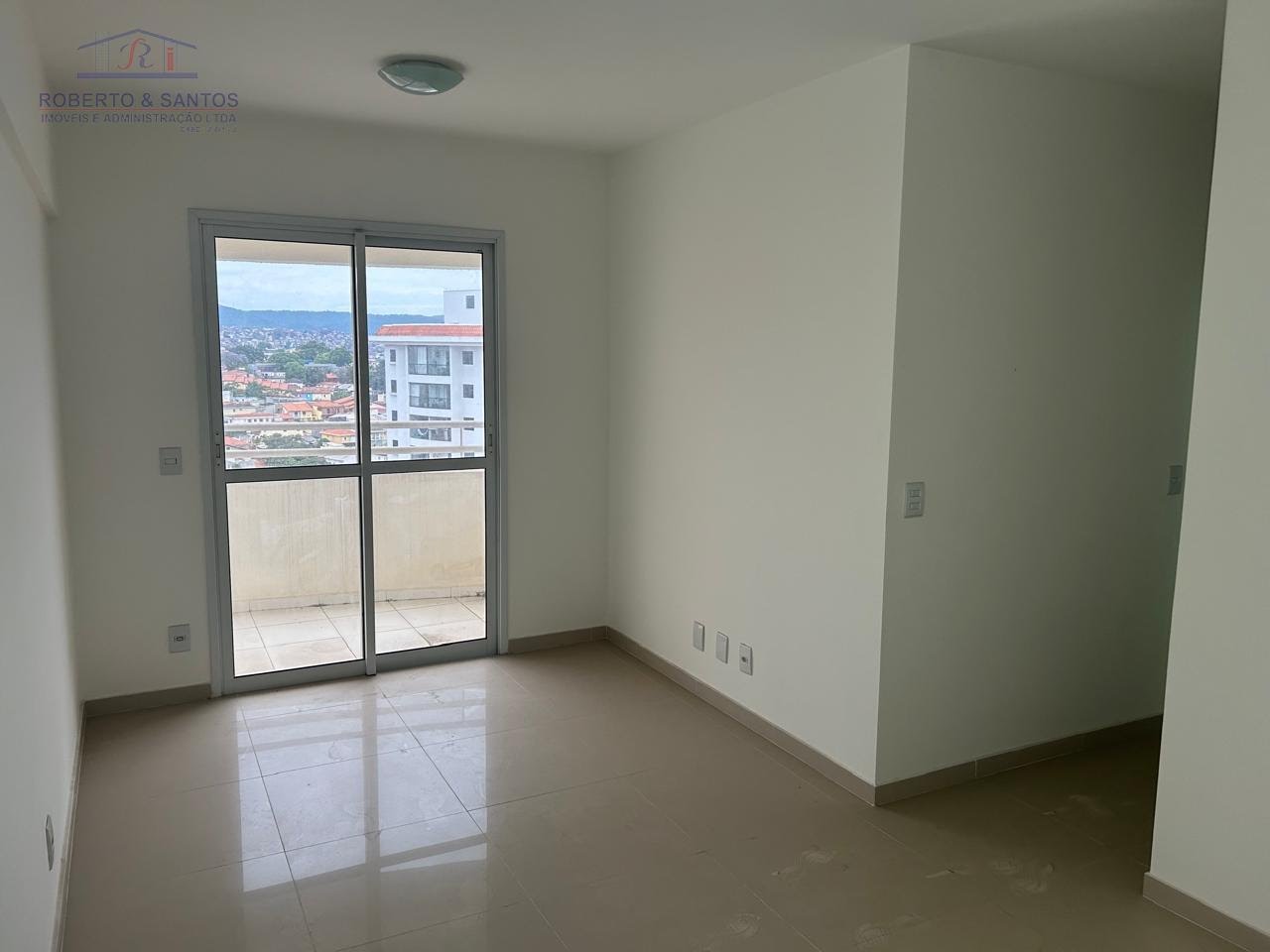 Sala com piso em porcelanato
