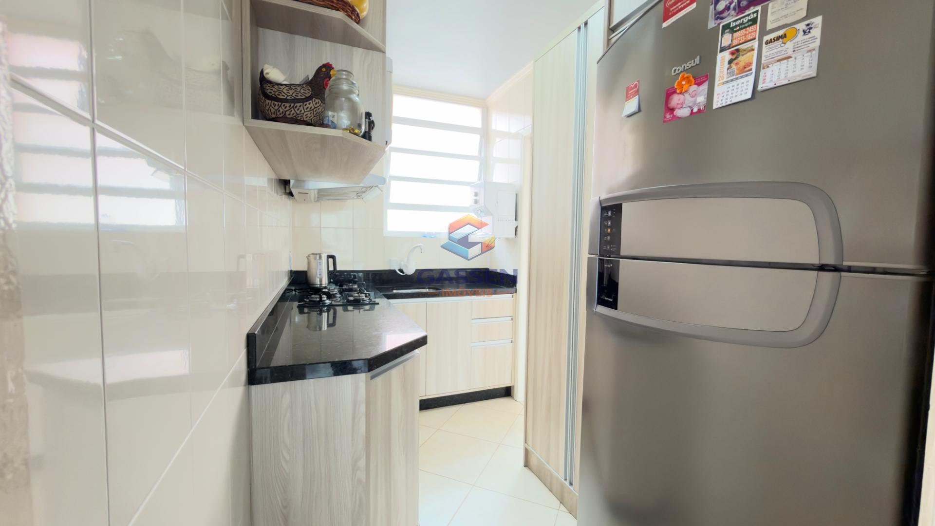 Cozinha mobiliada de apartamento 2 dormitórios em Santa Cruz do Sul
