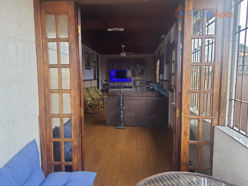 Casa com 4 dormitórios, suíte e quintal com piscina à Venda em Poá
