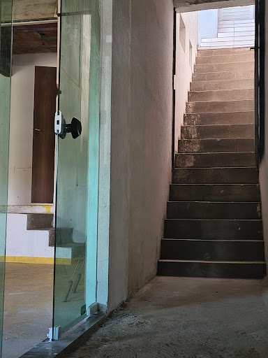 acesso ao salão e escada para a casa